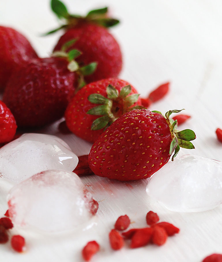 Healthy strawberry smoothie recipe with goji berries