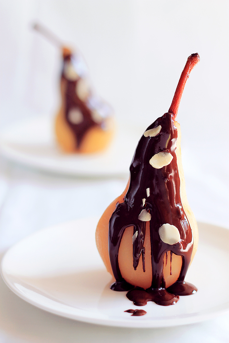 Poached pears with melted chocolate